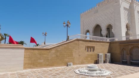 Majestätisches-Mausoleum-Von-Mohammed-V.,-Rabat,-Mit-Flaggen-Und-Traditioneller-Architektur---Marokko