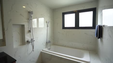Modernes-Und-Schlichtes-Badezimmerdesign-Mit-Weißen-Fliesen,-Keine-Menschen