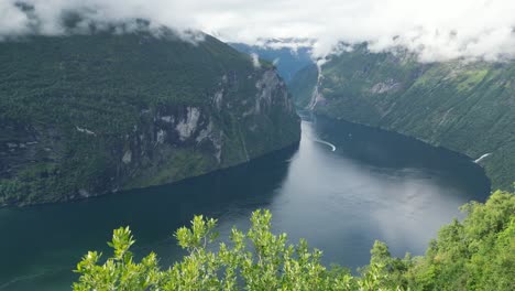 Geirangerfjord-In-Norwegen-–-Dramatische-Naturlandschaft-Und-Beliebte-Touristenattraktion-–-Schwenk-Nach-Rechts