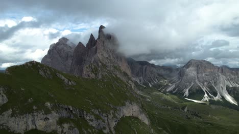 Montañas-Seceda-En-Los-Dolomitas-Italianos-Con-Las-Nubes-Que-Cubren-Los-Escarpados-Acantilados-En-Forma-De-Pináculo.