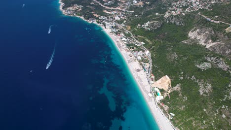 Playa-Dhermi:-El-Querido-Retiro-De-Verano-Con-Complejos-Turísticos,-Villas-Y-El-Azul-Mar-Jónico:-Destino-De-Vacaciones-Perfecto-En-Albania