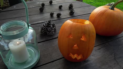 Jack-o-lantern,-Decoración-De-Halloween,-Siendo-Abierto-Y-Cerrado,-Feliz-Con-El-Resultado