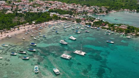 Boote-Vertäut-Im-Transparenten-Wasser-Des-Touristenhafens-Bayahibe,-La-Romana-In-Der-Dominikanischen-Republik