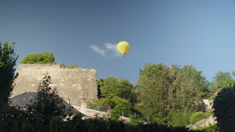 Sommertag-Und-Ein-Luftballon,-Der-über-Einem-Alten-Steingebäude-Schwebt