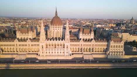 Wunderschöner-Hyperlapse-über-Dem-Ungarischen-Parlament-Bei-Sonnenuntergang-In-Budapest