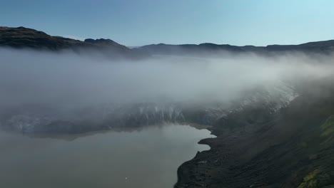 Luftaufnahme-Einer-Niedrigen-Wolke-Neben-Dem-Solheimajökull-Gletscher-In-Südisland