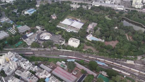 Luftaufnahmen-Von-Khairtabad-Werden-Vom-Multimodalen-Transportsystem-Hyderabad,-Einem-Nahverkehrszug,-Bedient