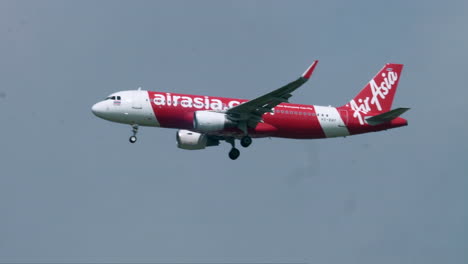 Avión-De-Airasia-Aterrizando-En-El-Aeropuerto-De-Suvarnabhumi-En-Bangkok,-Tailandia,-Con-Las-Ruedas-Hacia-Abajo