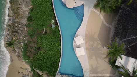Fixed-bird-eye-aerial-over-coastline-in-Huatulco,-Mexico