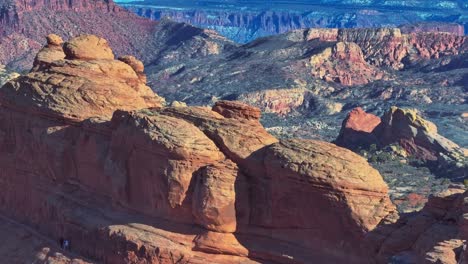 Luftaufnahme-Von-Erstaunlichen-Roten-Sandsteinfelsen-Und-Menschen,-Die-Den-Arches-Nationalpark-In-Utah,-Vereinigte-Staaten,-Erkunden