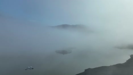 Vista-Brumosa-Y-Cambiante-Sobre-La-Laguna-Glaciar-Sólheimajökull-En-El-Sur-De-Islandia