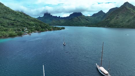 Fliegen-über-Booten-In-Der-Bucht-Von-Opunohu-In-Moorea,-Französisch-Polynesien