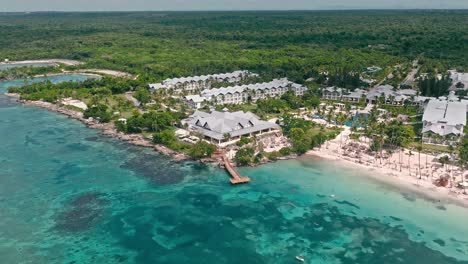 Hilton-Luxury-Resort-Y-Hotel-Frente-Al-Mar-En-Bayahibe,-La-Romana-En-República-Dominicana