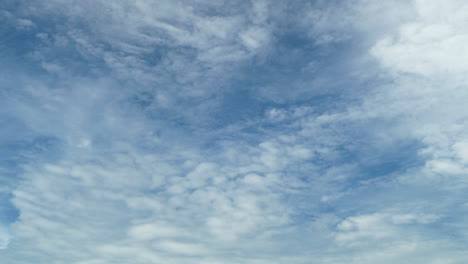 Blauer-Himmel-Mit-Flauschigen,-Wogenden-Wolken,-Die-An-Einem-Schönwettertag-Sanft-Vom-Wind-Verweht-Werden