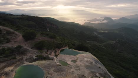 Luftaufnahme-Der-Felsformation-Hierve-El-Agua-In-Mexiko,-Die-Als-Versteinerte-Wasserfälle-Bezeichnet-Wird
