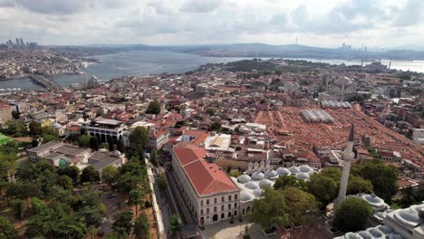 Aerial-View-of-Istanbul-and-Golden-Horn-Estuary,-Ancient-Town