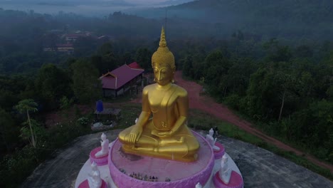 Riesige-Budda-Drohne-Orbit-Statue-Aus-Der-Luft,-Hoch-Aufragende-Berge,-Laos,-Thailand