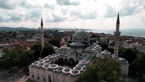Mezquita-Nuruosmaniye:-La-Elegancia-Aérea-De-Estambul,-Toma-Desde-Atrás