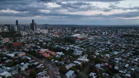 Establishing-drone-shot-of-Brisbane-City-and-Suncorp-Stadium,-Camera-flying-above-Red-Hill-slowly-panning-towards-Brisbane-City-and-South-Bank