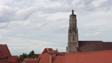 Wolken-Ziehen-über-Die-St.-Georgs-Kirche,-Den-Danielturm,-Nördlingen,-Deutschland
