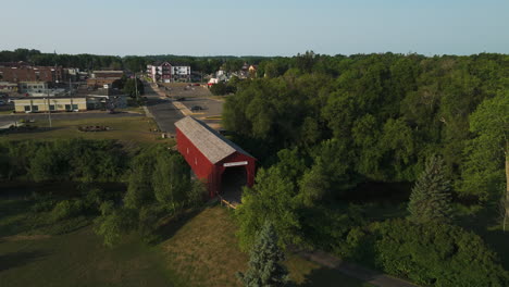 Ländliche-Stadt-Mit-Historischem-Wahrzeichen-Des-überdachten-Brückenparks-In-Zumbrota,-Minnesota,-USA