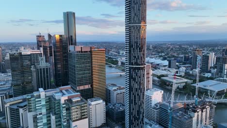 Toma-Aérea-Volando-Sobre-Brisbane-CBD,-Justo-Después-Del-Rascacielos-De-Brisbane,-El-Edificio-Meriton