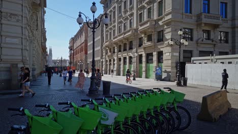 Bicicletas-Destacadas-En-El-Centro-De-La-Ciudad-De-Milán