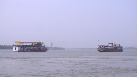 Zwei-Schiffe-überqueren-Den-Fluss-Ganga