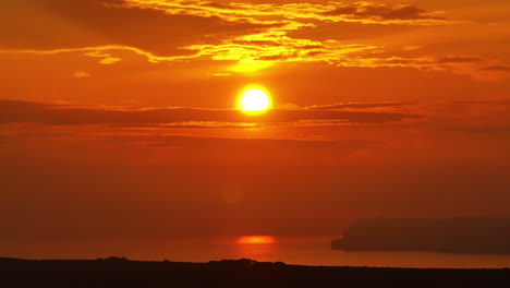 Feuriger-Sonnenuntergang-Mit-Wolken-über-Dem-Mittelmeer-Von-Malta---Tele-Drohnenaufnahme