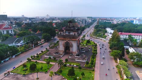 Luftaufnahme-Patuxai-Victory-Gate-Vientiane-Laos-Überflug-Drohne-Rückzug
