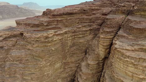 Detail-Eines-Gestreiften-Sandsteinfelsengebirges-Im-Wadi-Rum-Schutzgebiet,-Jordanien,-Naher-Osten