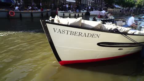 Touristenboot-In-Den-Kanälen-Von-Amsterdam-In-Den-Niederlanden