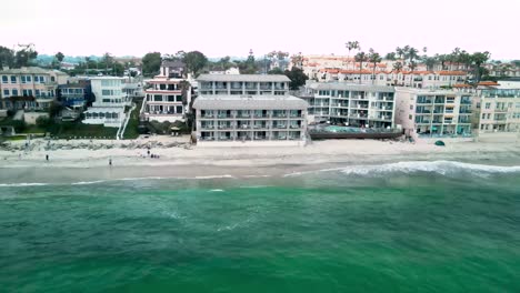 Vista-Hecha-Desde-El-Océano-Del-Hotel-Con-Terraza-En-La-Playa