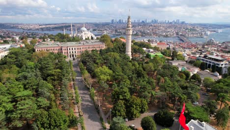 Vista-De-Drones:-Paisaje-Urbano-De-Estambul-Desde-La-Universidad-De-Estambul,-Ascenso-Lento