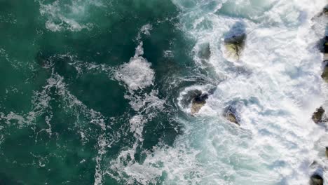 Drohne-Schwebt-über-Dem-Ozean,-Während-Wellen-Hereinbrechen