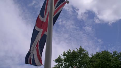 4k-Britische-Flaggen,-Die-In-Den-Buckingham-Palace,-Die-Hauptstadt-Von-London,-England,-Führen.-Schieberaufnahme