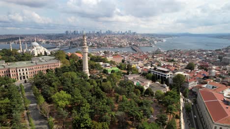 Der-Majestätische-Horizont-Istanbuls:-Langsam-Steigende-Luftaufnahme