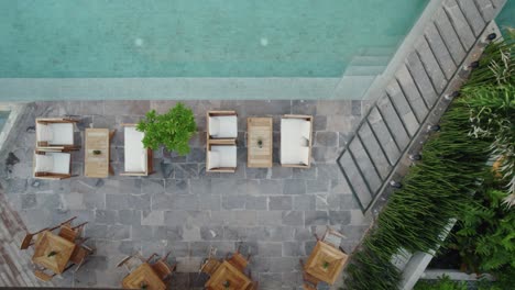 Ascending-aerial-over-luxurious-resort-hotel-located-at-Tulum,-a-few-steps-from-Tankah-Bay-Beach