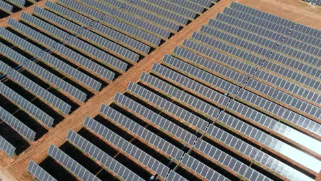 Conjunto-De-Sistemas-Solares-Fotovoltaicos-En-El-Suelo-Del-Parque-Solar.