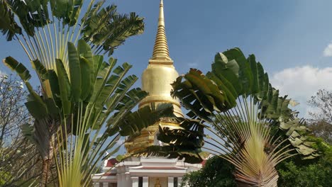 Hermoso-Templo-Tailandés-Wat-Wang-Phu-Sai-Kuti-Con-Estupa-Dorada-Contra-El-Cielo-Azul-En-Phetchaburi,-Tailandia