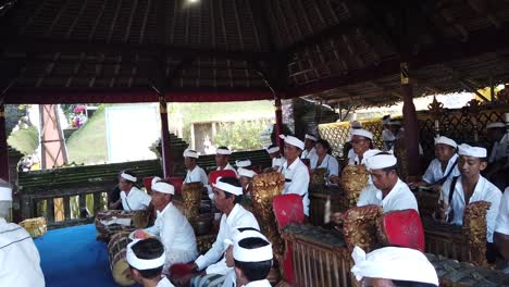 Una-Gran-Orquesta-Toca-Música-Gamelan-En-Una-Ceremonia-Religiosa-Hindú-En-Bali,-Indonesia,-Vistiendo-Trajes-Tradicionales