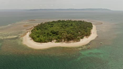Alingkakajaw,-También-Conocida-Como-La-Isla-Aling,-Es-Un-Paraíso-Tropical-Desierto-Frente-A-La-Costa-De-Claver-En-Surigao-Del-Norte,-Filipinas