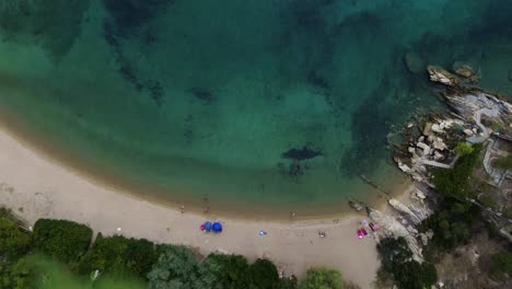 Atemberaubende-Luftaufnahmen-Vom-Strand-Von-Spathias,-Nikiti,-Griechenland-–-4K-Drohne