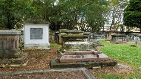 Cementerio-De-La-Iglesia-Lleno-De-Tumbas-De-Muertos-De-Hace-Muchos-Años.