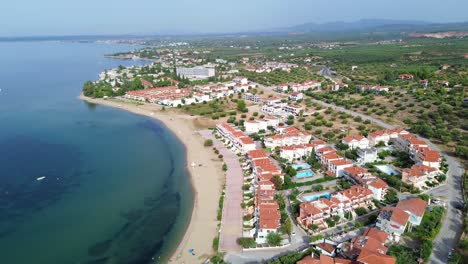 La-Playa-Gerakini-De-Yerakini,-Enclavada-En-Halkidiki,-Grecia,-Capturada-En-Impresionante-Calidad-4k-Por-Un-Dron-Diurno