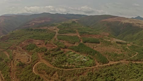 Nach-Oben-Geneigte-Darstellung-Einer-Großen-Tagebau-Nickelmine-Auf-Den-Philippinen,-Die-Von-Sumimoto-Und-Nickel-Asia-Betrieben-Wird