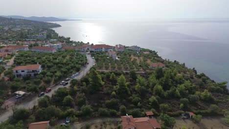 Una-Impresionante-Vista-Aérea-De-La-Playa-De-Gerakini,-Ubicada-En-Yerakini,-Halkidiki,-Grecia,-Filmada-Con-Un-Dron-4k-Durante-El-Día