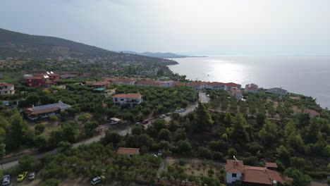 Explore-La-Belleza-De-La-Playa-De-Gerakini-En-Yerakini,-Halkidiki,-Grecia,-Vista-Desde-Un-Dron-De-Alta-Definición-A-La-Luz-Del-Día.