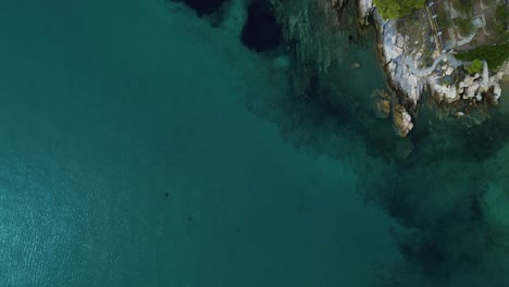Entdecken-Sie-Spathias-Beach,-Nikiti,-Griechenland-–-4K-Drohnenreise-Aus-Der-Luft