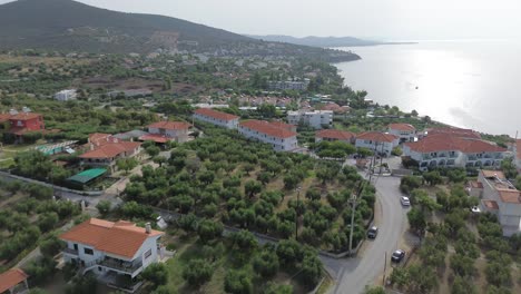 La-Playa-De-Gerakini-En-Yerakini,-Halkidiki,-Grecia,-Cobra-Vida-En-Este-Vídeo-4k-Con-Drones-Grabado-Durante-El-Día.